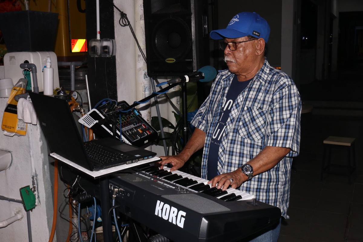 Mr. Ghobari Live